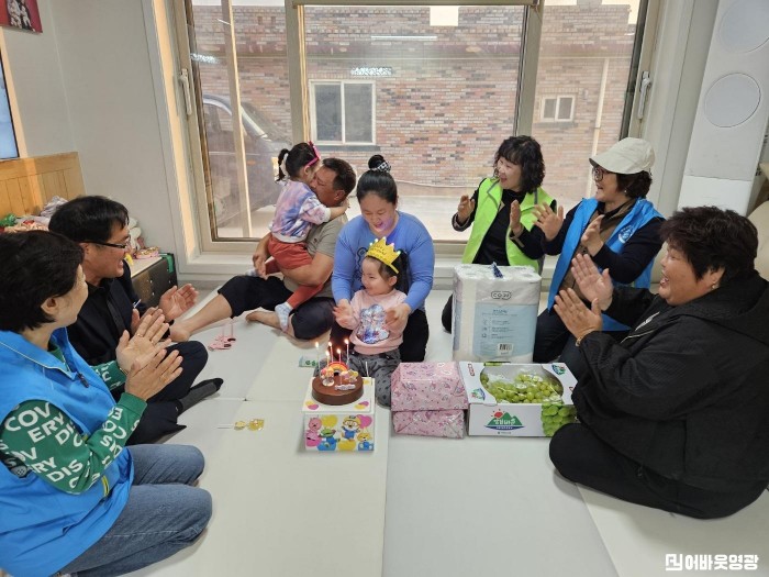 4.사진(염산면 복지동행 테마사업 생일케이크).jpg