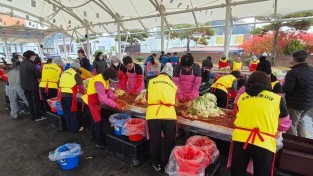 8.사진(홍농읍 여성자원봉사단, 사랑의 김장김치 나눔행사).jpg