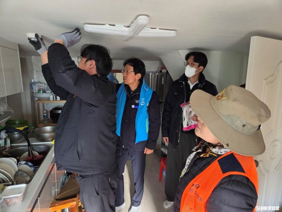 6.사진(법성면 안전협의체, 안전 취약계층 멀티탭 교체 사업 추진).jpg