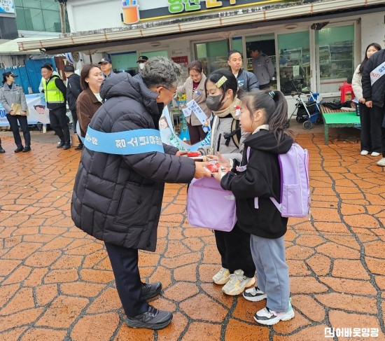 2.사진(등굣길에 시작된 안전약속, 아동학대예방 및 청소년유해환경 근절 캠페인)1.jpg