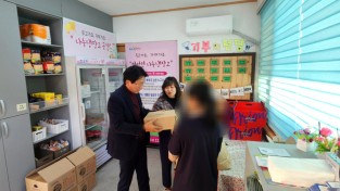 3.사진(법성면, 통합사례관리 아동에게 따뜻한 겨울 신발 전달)1.jpg