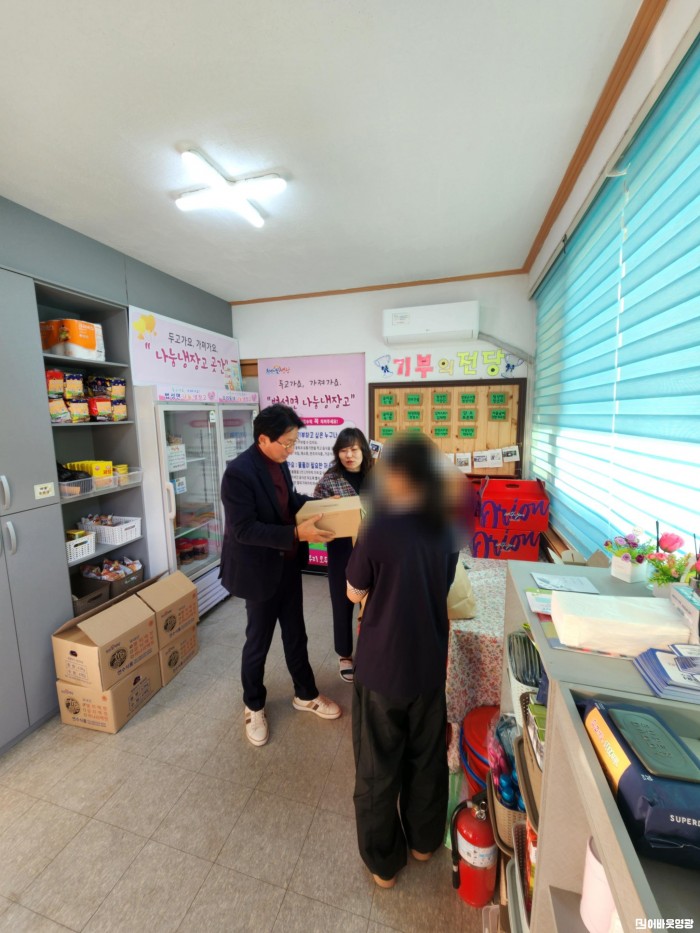 3.사진(법성면, 통합사례관리 아동에게 따뜻한 겨울 신발 전달)1.jpg