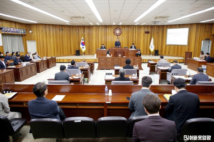 1. 2025.12.17. 제291회 영광군의회 제2차 정례회 폐회(1).JPG