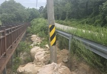 불갑면 ‘물멍쉼터’ 붕괴 위험 방치···기울어진 전신주까지