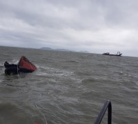 영광 송이도 해상 예인선 전복…3명 구조·1명 실종