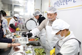 영광군의회, 경로식당 배식 봉사로 어르신들과 온정 나눠