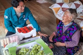 법성면, 102세 장수 어르신께 생신 축하 선물 전달