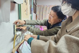 대마면 안전협의체, 화재 취약가구에 안전멀티탭 교체활동 시행