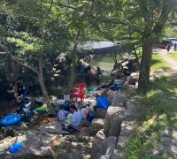 시원한 물놀이·그늘 속 힐링…군민 발길, 우산공원·안골계곡으로