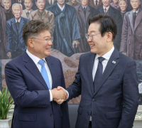 이재명 민주당 대표, 장세일 영광군수 후보에 공천장 수여… '"정권교체 횃불 들어야"